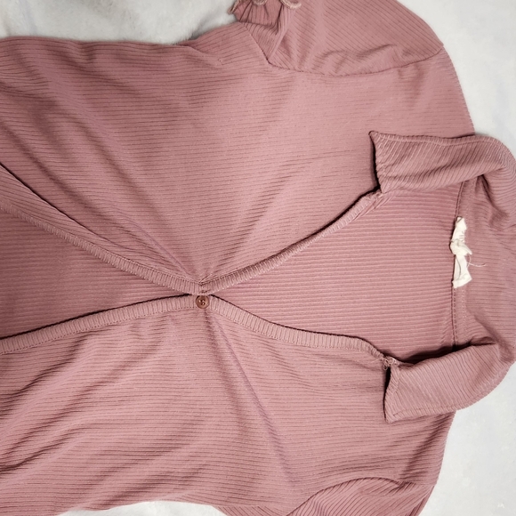 Open top for summer day. with sleeves. Light pink with button in the middle - Picture 2 of 5